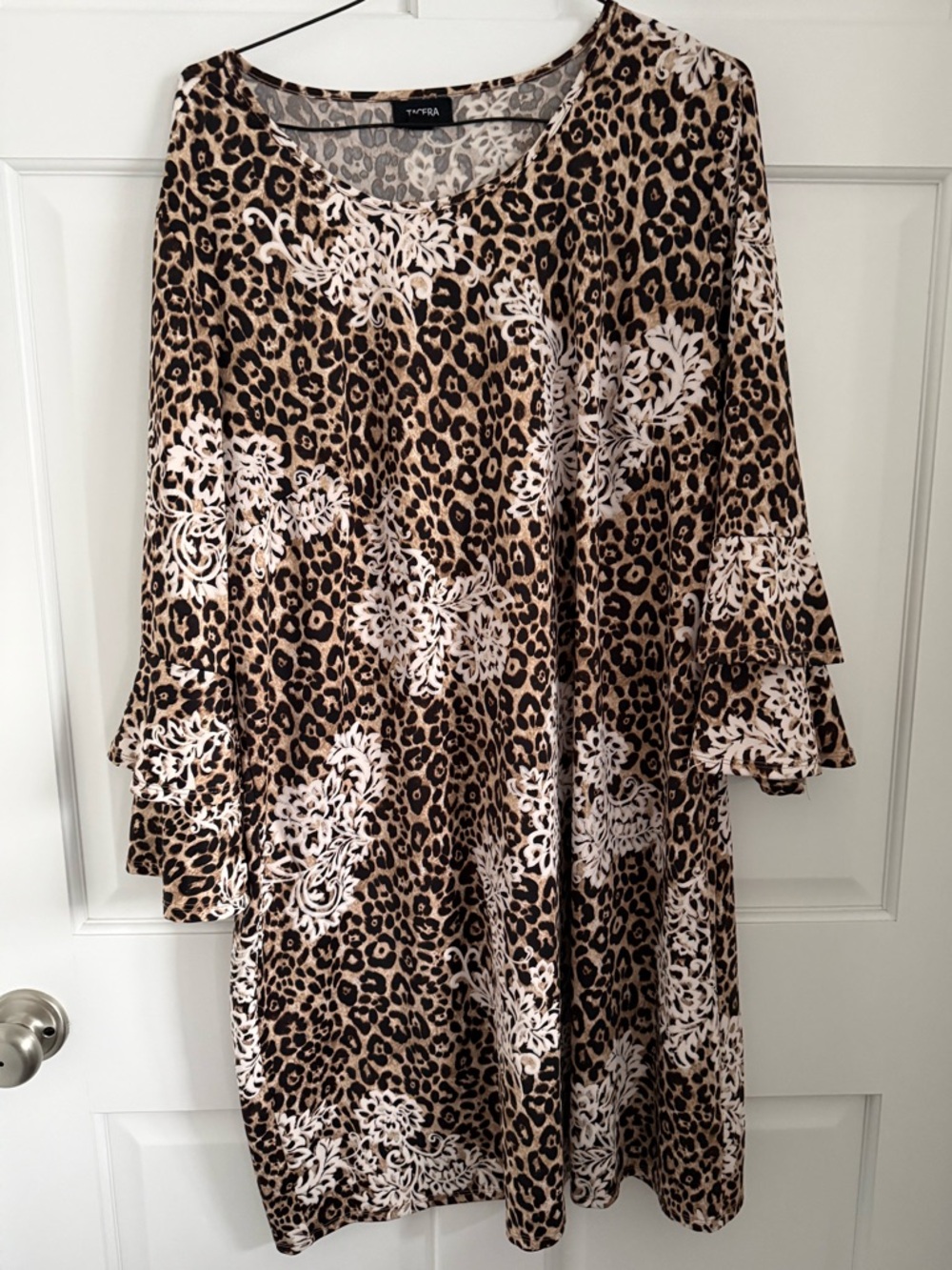❤️ CLOSET CLEAR OUT!! 🎉 Beautiful Print Plus Size Dress with bell sleeves